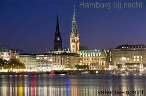 Hamburg bij nacht is licht in alle kleuren