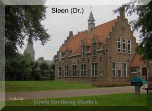 voormalig gemeentehuis van Sleen op de wandelroute van het PieterPad