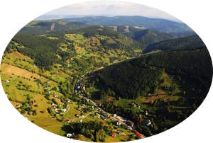 Reuzengebergte of Riesengebirge in Tsjechie in zomer of winter : vakantie geschikt