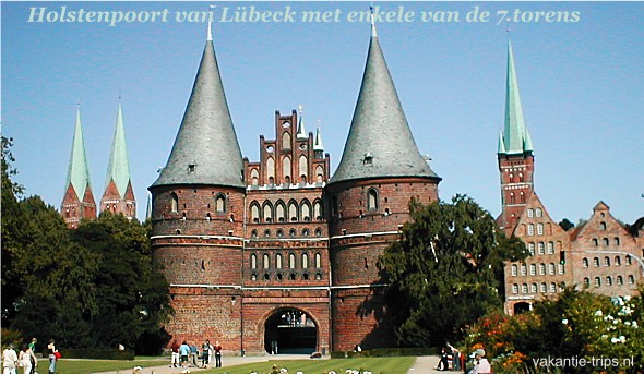 Lubeck met de Holstenpoort en 7 torens, glorie van toen en nu