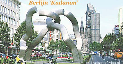 De befaamde Kudamm Kurfurstendamm in Berlijn Centrum met de Gedachtniskirche