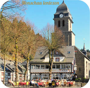 Goed toeven op een terras in Monschau in de zon