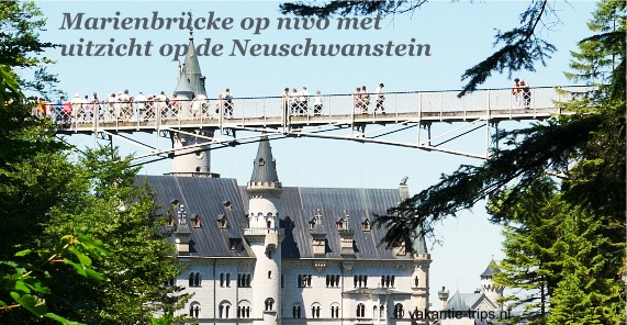 een smalle brug op hoog niveau zodat bezoekers een fraai uitzicht hebben op de Neuschwanstein van de fameuze Koning Ludwig II