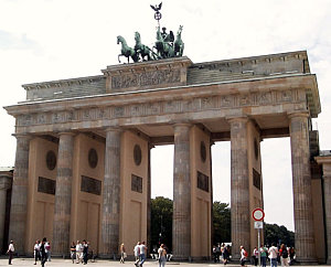 de Brandenburger Tor in Berlijn, aangevangen als tolpoort, vervolgens herinnering aan Pruisische bezetting van de Nederlanden in 1787, nu herinnering aan de Duitse Eenwording