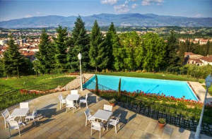 uitzicht Hotel Villa Casagrande over het zwembad op de bergen
