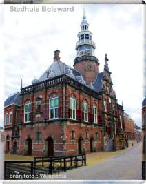 Stadhuis van Bolsward met eronder de WAAG en de toren als symbool van de overheid