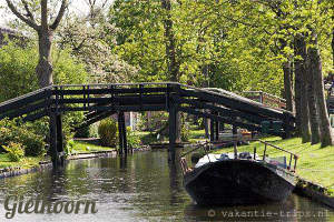 het water onder de bruggen van Giethoorn voorziet het dorp van leven en wat daarbij hoort