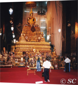 Bangkok en tempels, hoort bij het leven, hoort bij de bezienswaardigheden, eigenlijk ondergaan van...